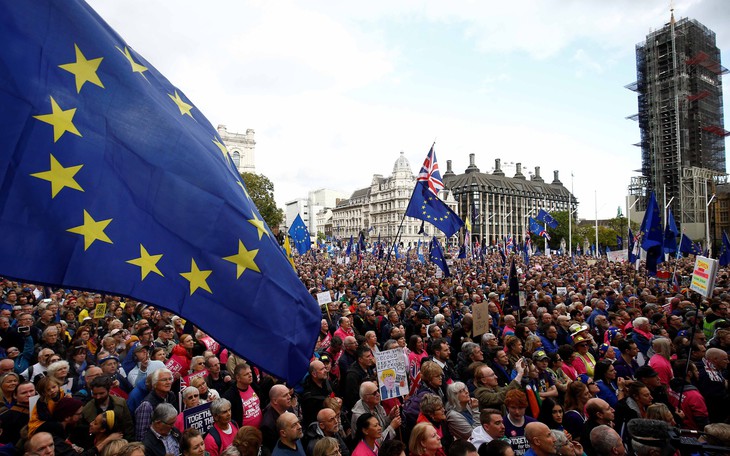 Sát thời hạn Brexit, dân Anh lại xuống đường đòi trưng cầu ý dân - Ảnh 1.