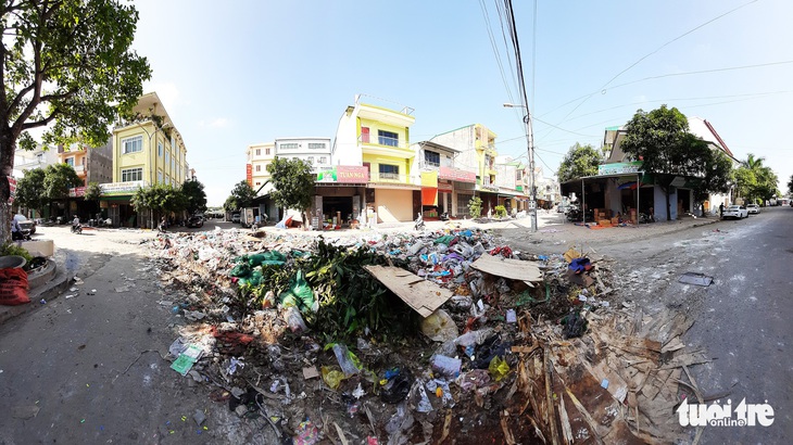 Bãi rác khổng lồ ‘vô chủ’ bủa vây sau ngập lụt lịch sử ở Vinh - Ảnh 3. Bãi rác khổng lồ ‘vô chủ’ bủa vây sau ngập lụt lịch sử ở Vinh - Ảnh 3.