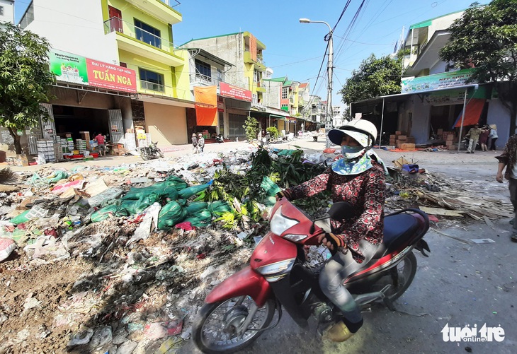 Bãi rác khổng lồ ‘vô chủ’ bủa vây sau ngập lụt lịch sử ở Vinh - Ảnh 2. Bãi rác khổng lồ ‘vô chủ’ bủa vây sau ngập lụt lịch sử ở Vinh - Ảnh 2.