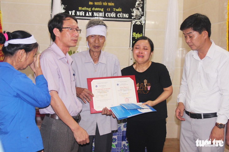 Khóc nghẹn buổi trao bằng thạc sĩ cho người thầy đã qua đời - Ảnh 1. Khóc nghẹn buổi trao bằng thạc sĩ cho người thầy đã qua đời - Ảnh 1.