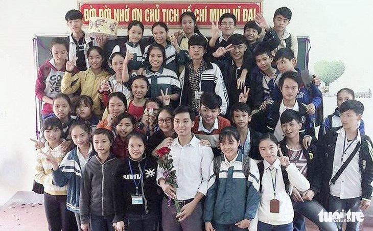 Khóc nghẹn buổi trao bằng thạc sĩ cho người thầy đã qua đời - Ảnh 2. Khóc nghẹn buổi trao bằng thạc sĩ cho người thầy đã qua đời - Ảnh 2.
