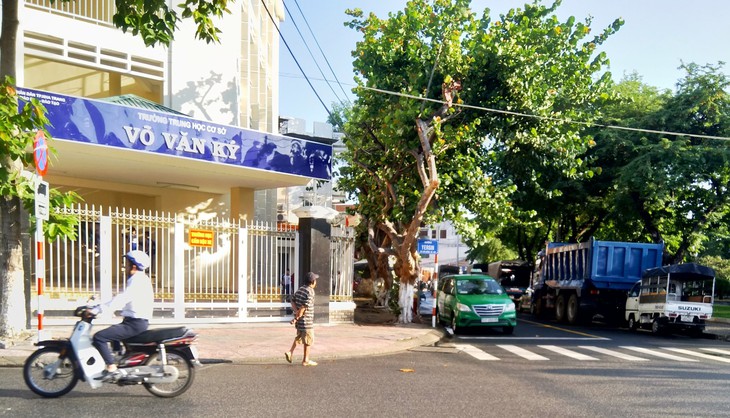 Xe vây trường học, chính quyền giải thích lòng vòng - Ảnh 2. Xe vây trường học, chính quyền giải thích lòng vòng - Ảnh 2.
