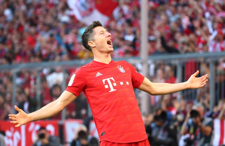 Lewandowski lập kỷ lục ghi bàn, Bayern Munich chiếm ngôi đầu bảng - Ảnh 2.