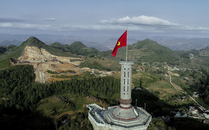 Bên trong công trình phá núi xây chùa &quot;hoành tráng&quot; ở Lũng Cú