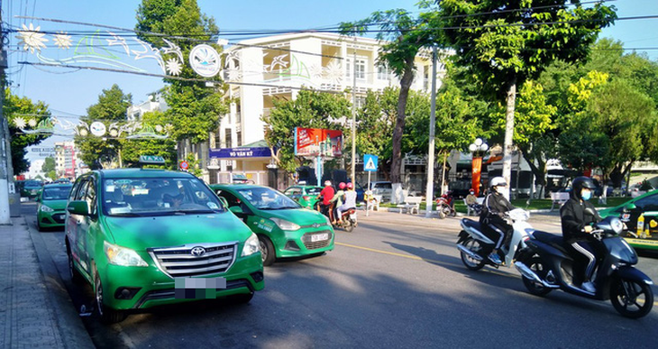 Xe vây trường học, chính quyền giải thích lòng vòng - Ảnh 1. Xe vây trường học, chính quyền giải thích lòng vòng - Ảnh 1.