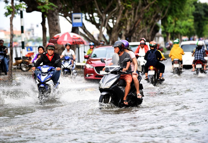 TP.HCM bì bõm với triều cường, miền Bắc trở rét - Ảnh 1.