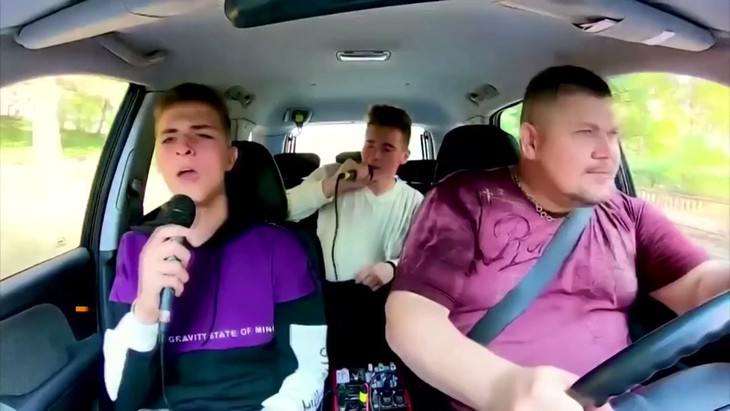 Đi taxi miễn phí nếu khách hát karaoke phát YouTube - Ảnh 1.