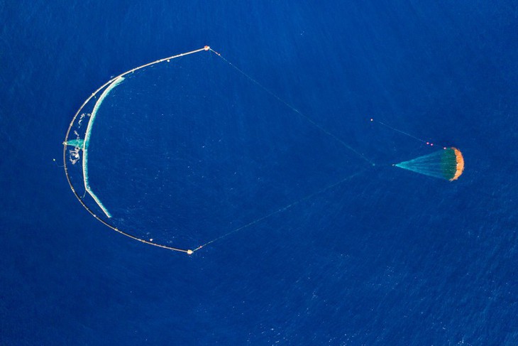 Ocean Cleanup chỉnh thiết kế, sẽ sớm dọn sạch bãi rác lớn nhất đại dương? - Ảnh 2.