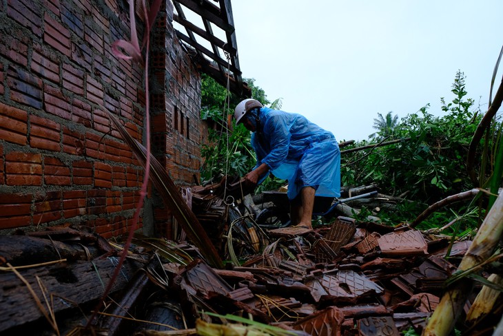 Lốc xoáy trong lòng bão xé toạc hàng trăm nhà dân - Ảnh 8.