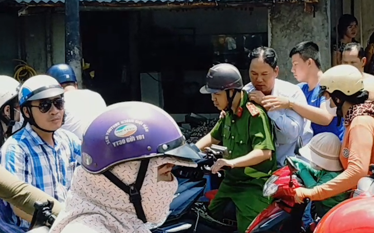 Bắt tạm giam người dùng đũa đâm tài xế taxi khi xe đang chạy - Ảnh 2.