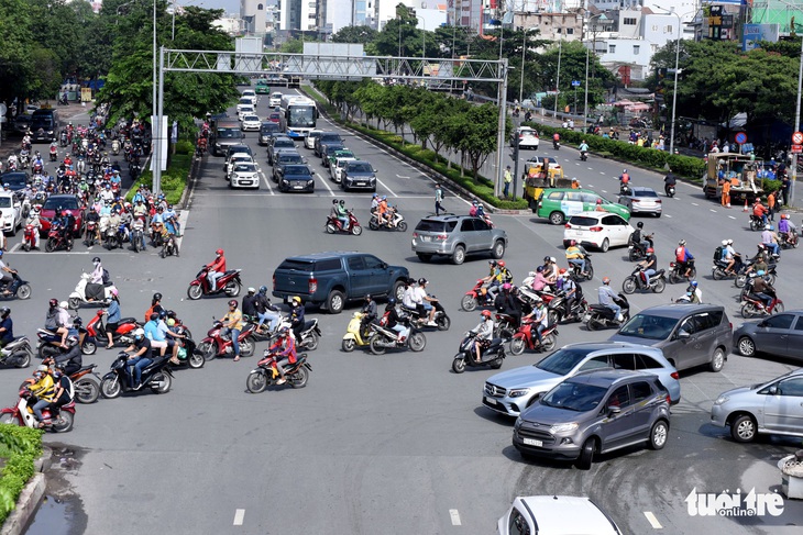 Giao thông xáo trộn ngày đầu đóng nút giao Nguyễn Văn Thương - Điện Biên Phủ - Ảnh 1.