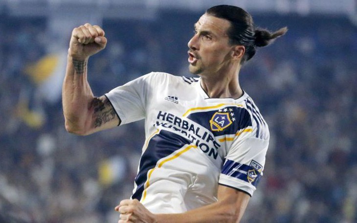 Video Ibrahimovic sút không cần đà, ghi bàn như đá tập