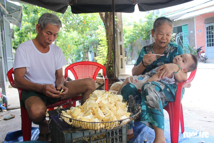 Bà Đê trao cần câu cơm cho người khó - Ảnh 6. Bà Đê trao cần câu cơm cho người khó - Ảnh 6.
