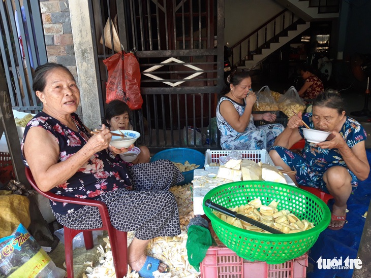 Bà Đê trao cần câu cơm cho người khó - Ảnh 5. Bà Đê trao cần câu cơm cho người khó - Ảnh 5.