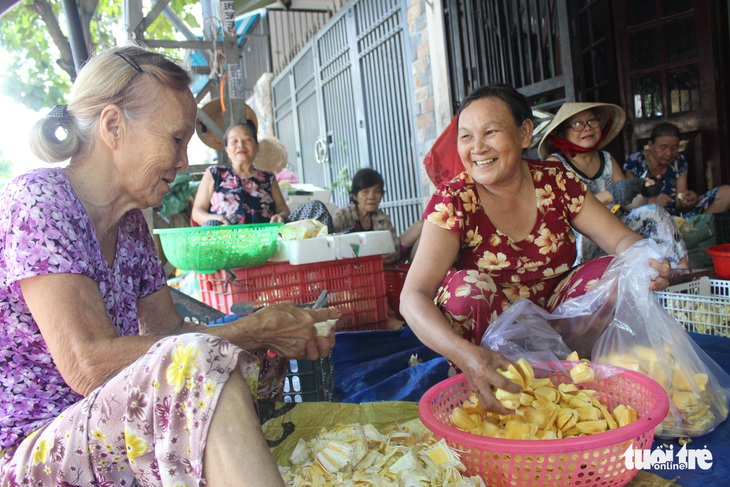 Bà Đê trao cần câu cơm cho người khó - Ảnh 1. Bà Đê trao cần câu cơm cho người khó - Ảnh 1.