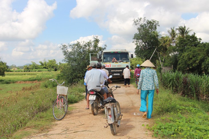 Doanh nghiệp khai thác cát làm đường chắn ngang sông, dân bức xúc kéo ra ngăn cản - Ảnh 4.