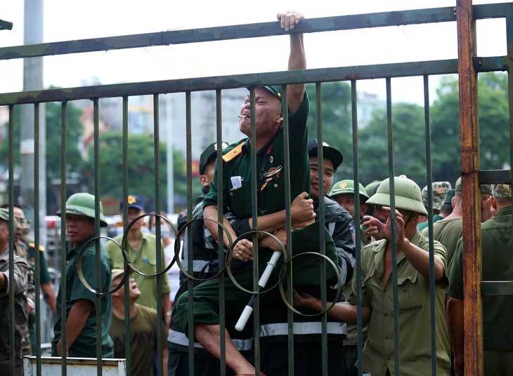 VFF bán vé cho thương binh, nhiều người quá khích trèo rào đòi mua - Ảnh 5.