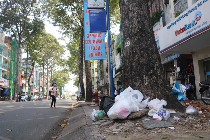 Trong khi chờ xe buýt thì tạm... ngửi mùi rác - Ảnh 3.