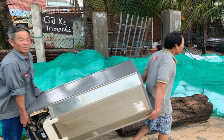 Chằng chống mái nhà chống bão, một người dân bị trượt chân ngã chết