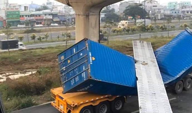 Dầm cầu bêtông rơi đè bẹp xe container đang chạy trên đường - Ảnh 1.