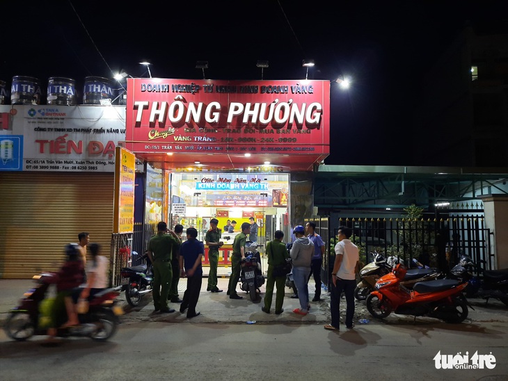 Nổ súng cướp tiệm vàng táo tợn ở Hóc Môn - Ảnh 4.