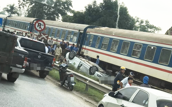 Ôtô băng qua đường bị tàu hỏa tông lật ngửa, nữ tài xế chết tại chỗ