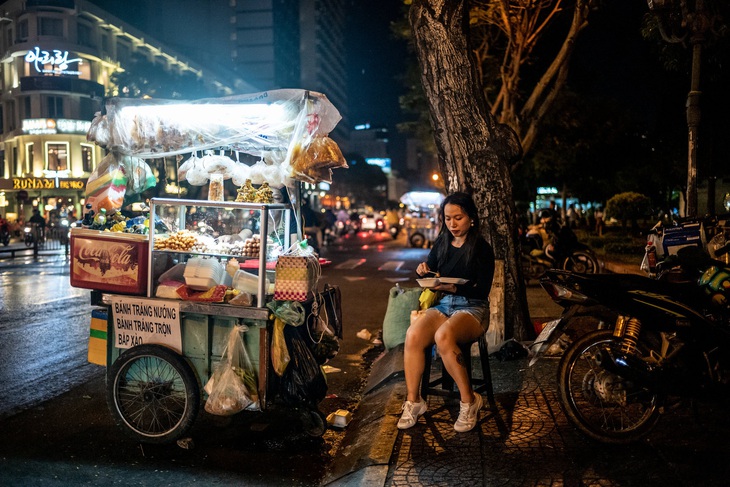 Báo lớn của Mỹ bất ngờ vì nghề diễn hài độc thoại cũng có ở Sài Gòn - Ảnh 1.