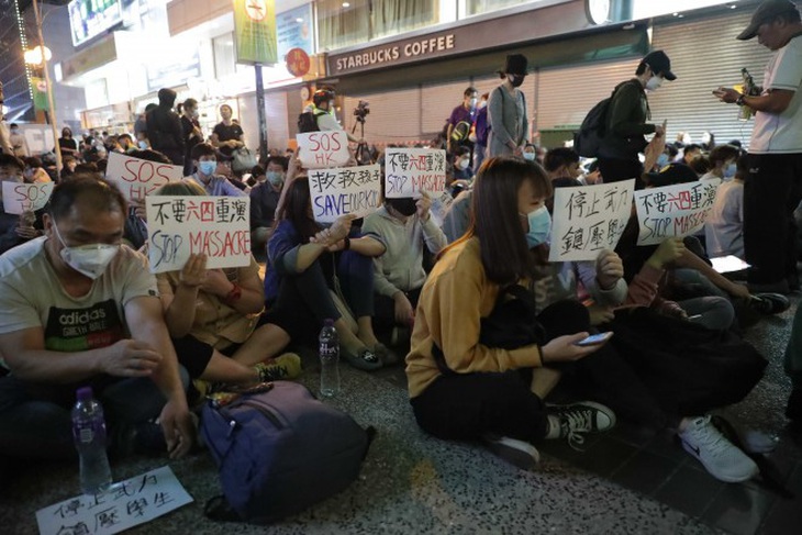 Cảnh sát Hong Kong siết vòng vây, phụ huynh người biểu tình đang... biểu tình ngồi - Ảnh 1.