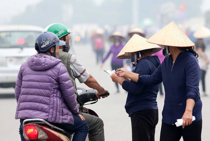 Vé trận Việt Nam - Thái Lan lên 12 triệu đồng/đôi, phe vé đánh nhau tranh mua - bán - Ảnh 1.