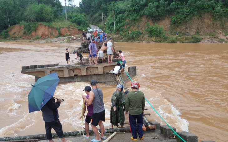 Cầu sập, dân liều mình lấy cây cau ghép lại để vượt sông