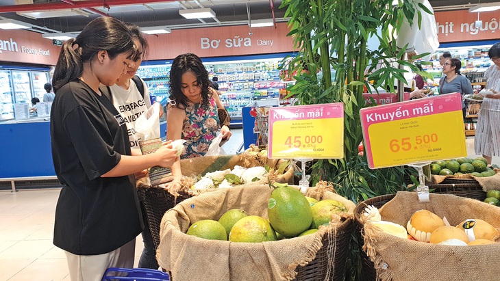 Đổ xô săn hàng khuyến mãi - Ảnh 2. Đổ xô săn hàng khuyến mãi - Ảnh 2.