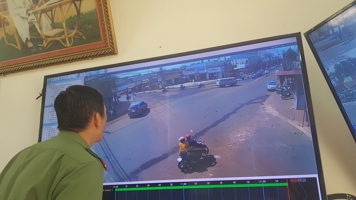 Truy tìm ôtô tông hai cô giáo dừng đèn đỏ rồi bỏ chạy - Ảnh 1. Truy tìm ôtô tông hai cô giáo dừng đèn đỏ rồi bỏ chạy - Ảnh 1.