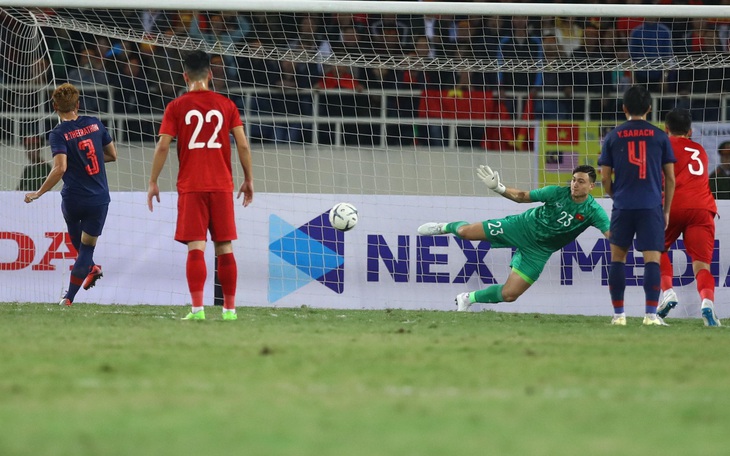 Tuyển Việt Nam - Thái Lan 0-0: trọng tài hơi tệ, Văn Lâm tuyệt vời, người hâm mộ tiếc nuối - Ảnh 1.