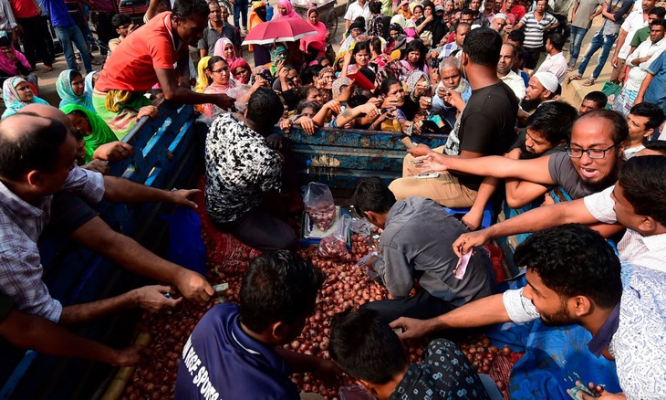 Người dân Bangladesh chật vật vì thiếu hành khô - Ảnh 1. Người dân Bangladesh chật vật vì thiếu hành khô - Ảnh 1.