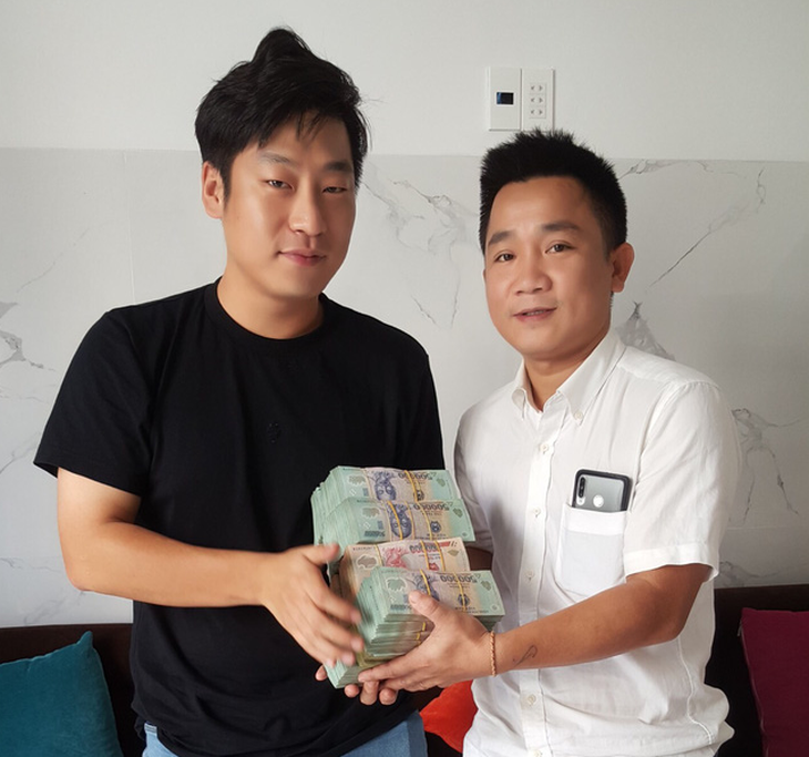 Tá hỏa khi thấy tiền tỉ hớ hênh trên xe hơi không kéo kính cửa - Ảnh 1. Tá hỏa khi thấy tiền tỉ hớ hênh trên xe hơi không kéo kính cửa - Ảnh 1.