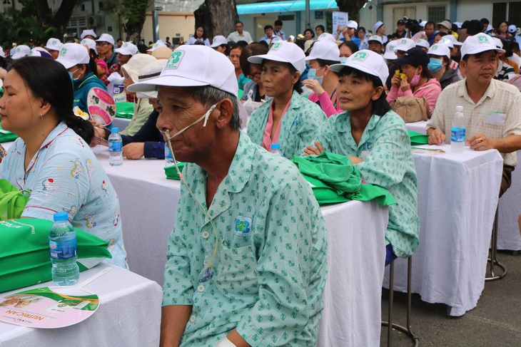 Khuyến cáo không dùng thuốc lá điện tử để cai thuốc lá - Ảnh 1.