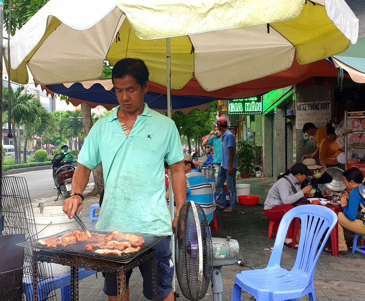 Giá heo tăng mạnh, hủ tiếu, cơm tấm, bún bò… ào ạt tăng theo - Ảnh 2.