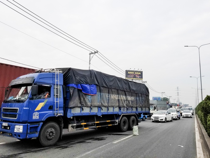 Xe khách nghi vượt ẩu ép lật xe tải trên quốc lộ 1 - Ảnh 2.