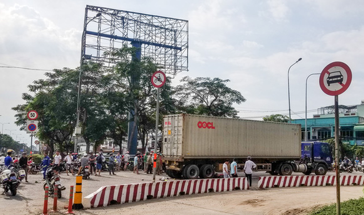 Xe container cuốn xe máy vào gầm làm một phụ nữ chết tại khúc cua nguy hiểm - Ảnh 2.