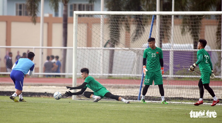 U22 Việt Nam tập làm quen sân Binan chờ đấu U22 Brunei - Ảnh 4.