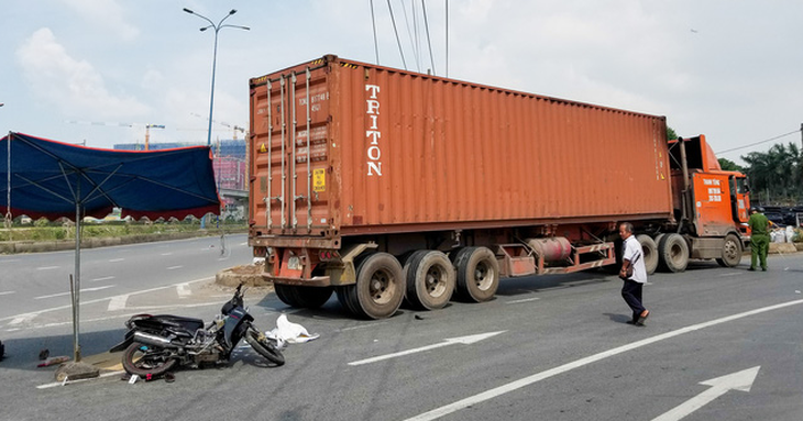 Con chết, cha mẹ bị thương sau tai nạn trên đường đi khám bệnh về - Ảnh 1.