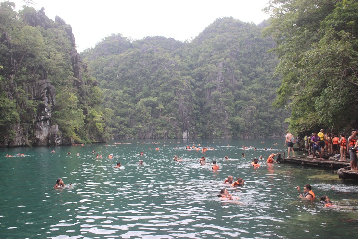 Leo núi để... tắm hồ giữa đảo Coron - Ảnh 4.