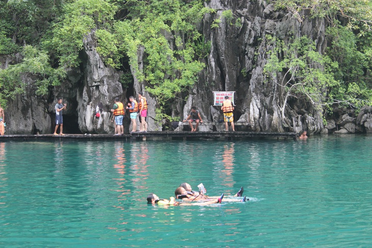 Leo núi để... tắm hồ giữa đảo Coron - Ảnh 3.