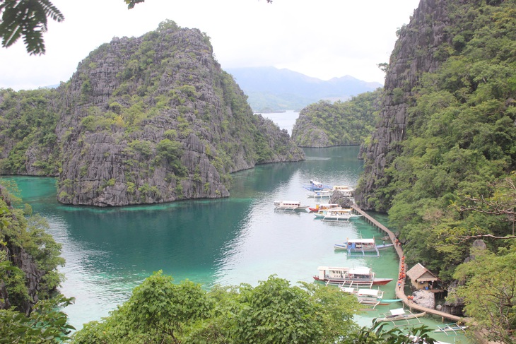 Leo núi để... tắm hồ giữa đảo Coron - Ảnh 1.