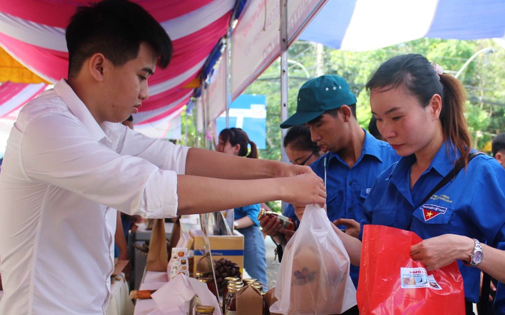 Nước mật dừa của kỹ sư hóa học tại Ngày hội xây dựng nông thôn mới - Ảnh 2.