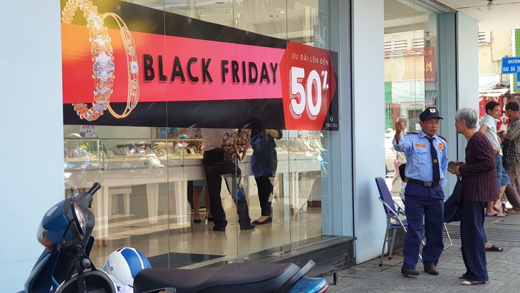 Sài Gòn ngày Black Friday: xếp hàng dài trả tiền, loay hoay tìm bãi xe - Ảnh 10.