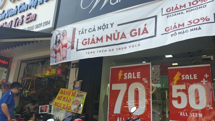 Sài Gòn ngày Black Friday: xếp hàng dài trả tiền, loay hoay tìm bãi xe - Ảnh 11.