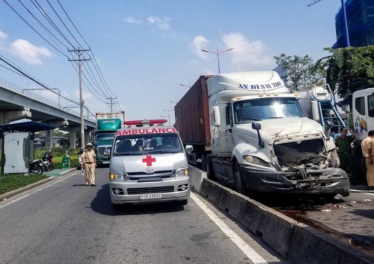 Xe container tông thẳng dòng xe đang dừng đèn đỏ trên xa lộ Hà Nội - Ảnh 3.