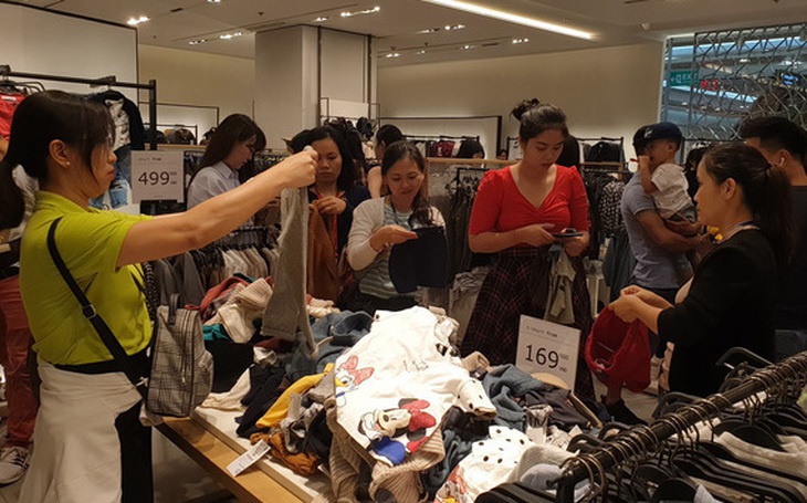 Sài Gòn ngày Black Friday: xếp hàng dài trả tiền, loay hoay tìm bãi xe