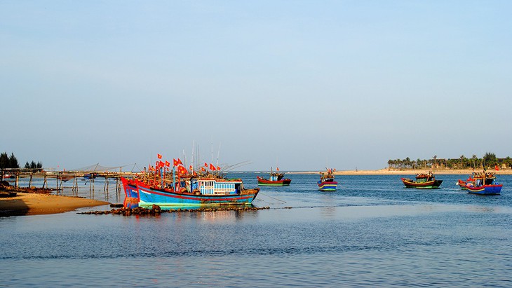 Bơi sông, tắm biển Nhật Lệ, ngắm bãi Đá Nhảy nổi tiếng Quảng Bình - Ảnh 3.